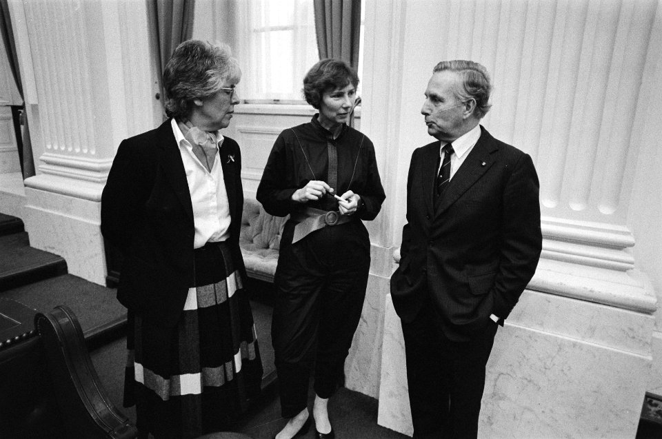 Tweede Kamer , wetsvoorstel pornografie v.l.n.r. mevrouw Rempt, mevrouw Groenma, Bestanddeelnr 933-1196