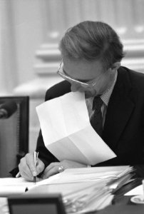 Tweede kamer , algemene beschouwingen minister Ruding met papier in mond, Bestanddeelnr 934-3384