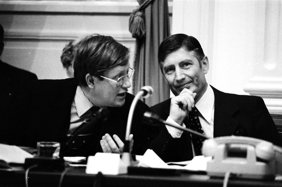 Tweede Kamer , algemene beschouwingen minister Wiegel (l) en premier Van Agt, Bestanddeelnr 929-9324