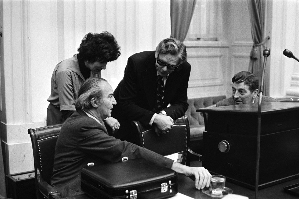 Tweede Kamer , Wet gewetensbezwaarden vlnr minister Vredeling , mevrouw Bar, Bestanddeelnr 928-9482