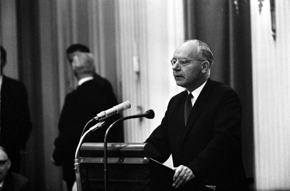 Tweede Kamer , algemene politieke beschouwingen, prof Vondeling aan het woord, Bestanddeelnr 916-9751