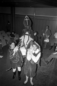 Tweedaagse Anti NAVO Congres in RAI Amsterdam. Zwarte Sint Nicolaas en witte pie, Bestanddeelnr 922-9970