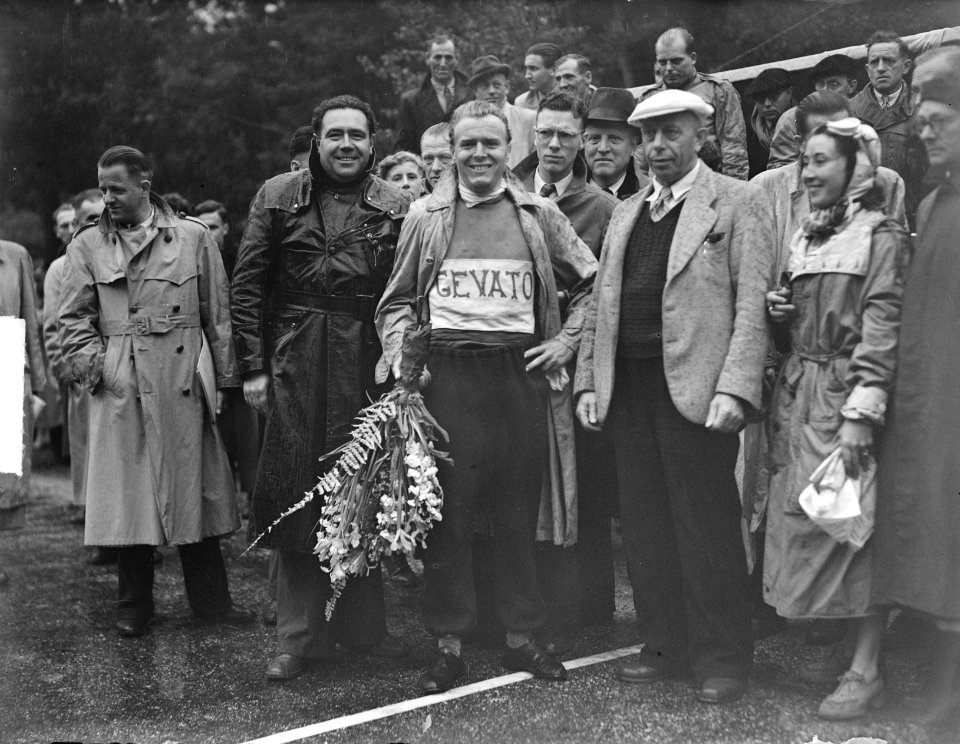 Tweede etappe Ronde van Nederland , finish in Apeldoorn. Winnaar Piet Evers, Bestanddeelnr 903-9810