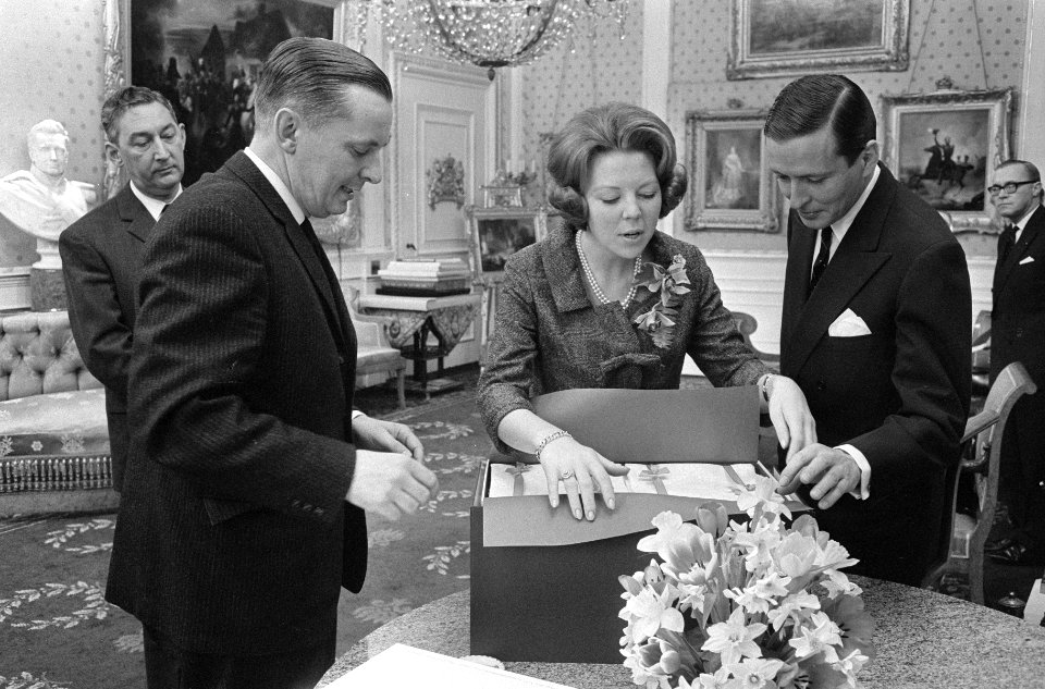 Tweede geschenkdag voor prinses Beatrix en Claus op Paleis Soestdijk , heren Van, Bestanddeelnr 918-8441