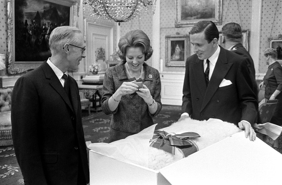 Tweede geschenkdag voor prinses Beatrix en Claus op Paleis Soestdijk , ambassade, Bestanddeelnr 918-8439