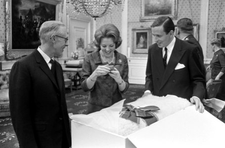 Tweede geschenkdag voor prinses Beatrix en Claus op Paleis Soestdijk , ambassade, Bestanddeelnr 918-8439