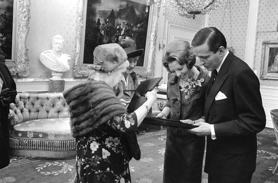 Tweede geschenkdag voor prinses Beatrix en Claus op Paleis Soestdijk , Nederland, Bestanddeelnr 918-8444