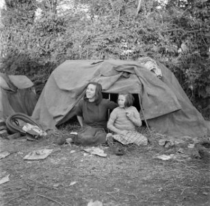 Twee zusjes voor een tent, Bestanddeelnr 191-0819 photo
