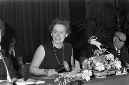 Tweedaagse Algemene Vergadering van de VVD in Groningen mevrouw. G.W. van Somere, Bestanddeelnr 922-2437