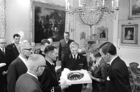 Tweede geschenkdag voor prinses Beatrix en Claus op Paleis Soestdijk , nummer 12, Bestanddeelnr 918-8453