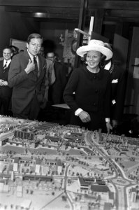 Tweede dag bezichtiging van een maquette door prinses Beatrix en prins Claus in, Bestanddeelnr 925-5897