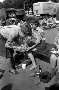 Tweede dag Vierdaagse Nijmegen. Blaren verzorgen, Bestanddeelnr 920-5440