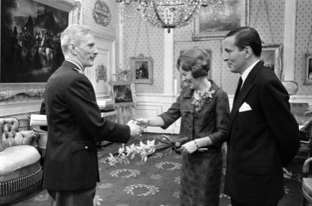 Tweede geschenkdag voor prinses Beatrix en Claus op Paleis Soestdijk , Garde Reg, Bestanddeelnr 918-8447