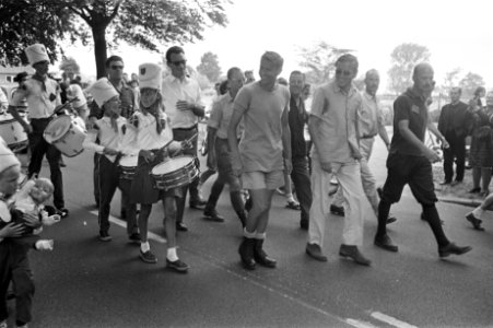 Tweede dag Vierdaagse Nijmegen. Claus wandelt, Bestanddeelnr 920-5436