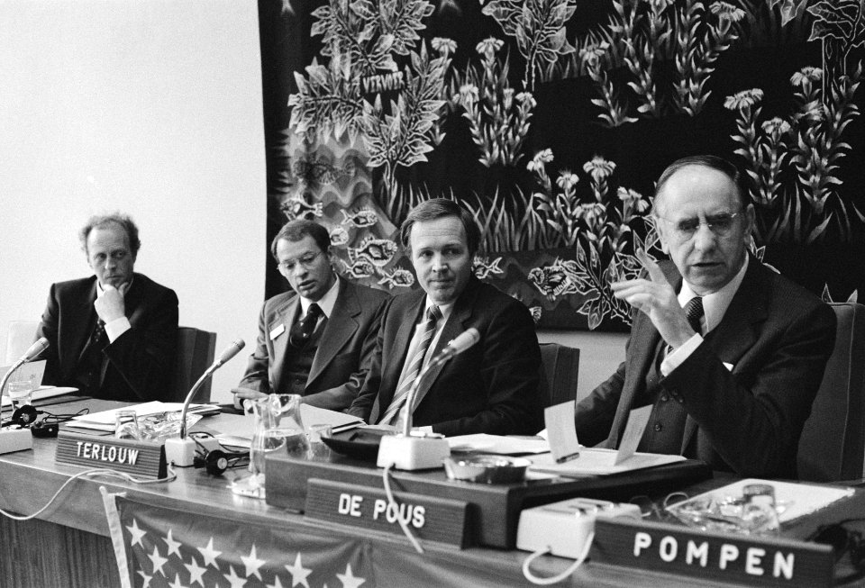 Tweedaags symposium in SER-gebouw t.g.v. 200-jarig besta handelsbetrekkingen tus, Bestanddeelnr 932-1468