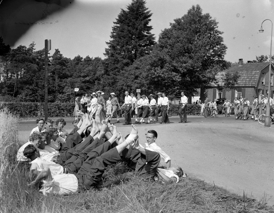 Tweede dag vierdaagse Apeldoorn, voeten omhoog rusten, Bestanddeelnr 907-2540