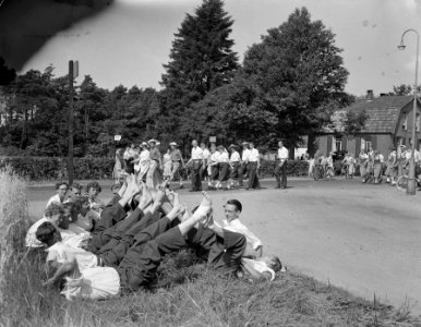 Tweede dag vierdaagse Apeldoorn, voeten omhoog rusten, Bestanddeelnr 907-2540