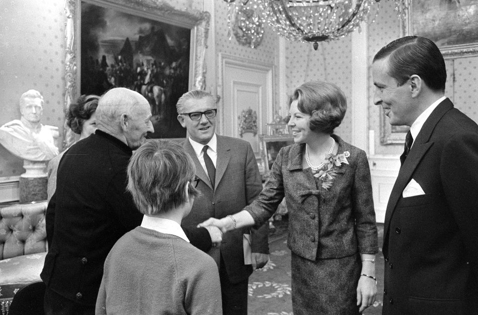 Tweede geschenkdag voor prinses Beatrix en Claus op Paleis Soestdijk , gemeente , Bestanddeelnr 918-8455