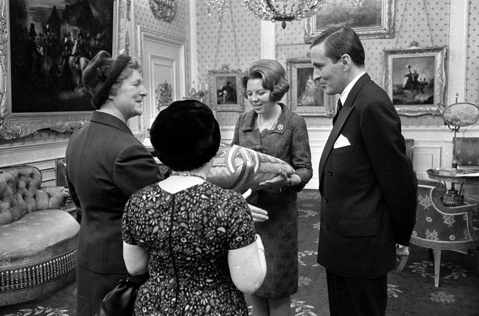Tweede Geschenkendag voor prinses Beatrix en Claus op Paleis Soestdijk , dames u, Bestanddeelnr 918-8404