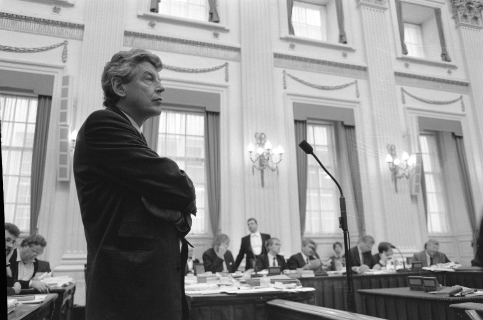 Tweede Kamer , algemene beschouwingen Wim Kok peinzend (regering op achtergrond, Bestanddeelnr 934-3362