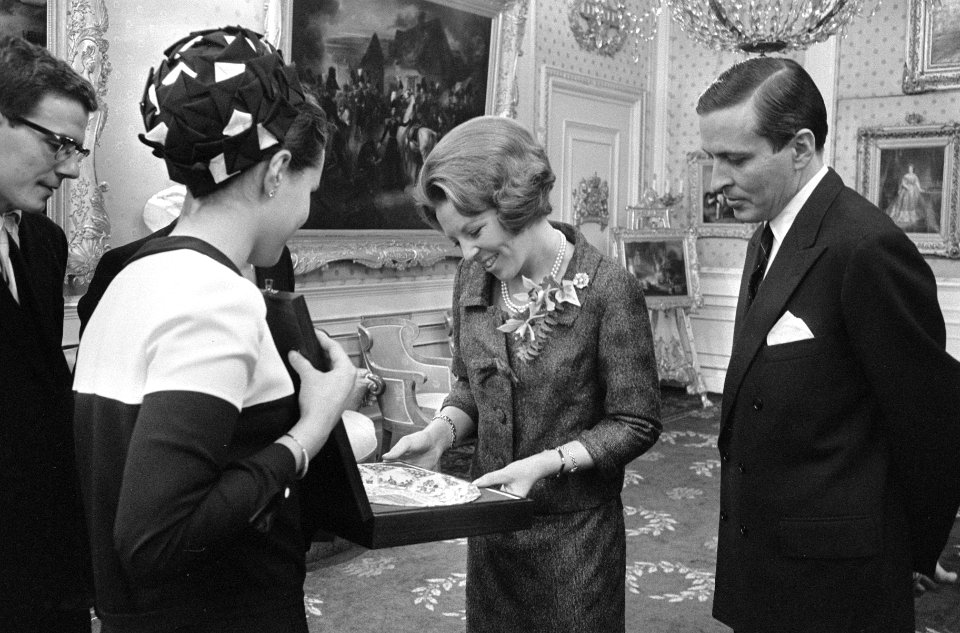 Tweede geschenkdag voor prinses Beatrix en Claus op Paleis Soestdijk , Zeeuwse b, Bestanddeelnr 918-8452