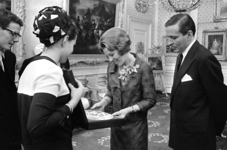 Tweede geschenkdag voor prinses Beatrix en Claus op Paleis Soestdijk , Zeeuwse b, Bestanddeelnr 918-8452