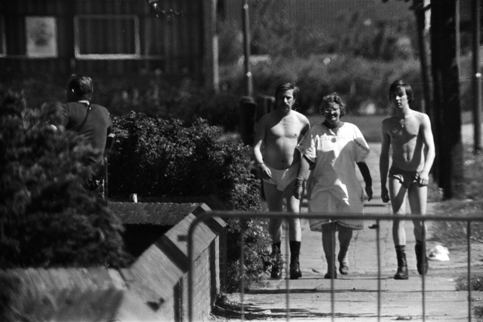 Tweede dag gijzeling school Bovensmilde door afzetting gebroken vrouw wordt doo, Bestanddeelnr 929-1947