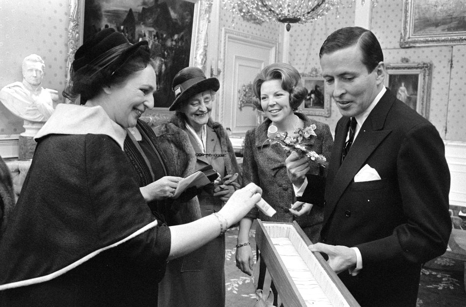 Tweede geschenkdag voor prinses Beatrix en Claus op Paleis Soestdijk , Nederland, Bestanddeelnr 918-8445