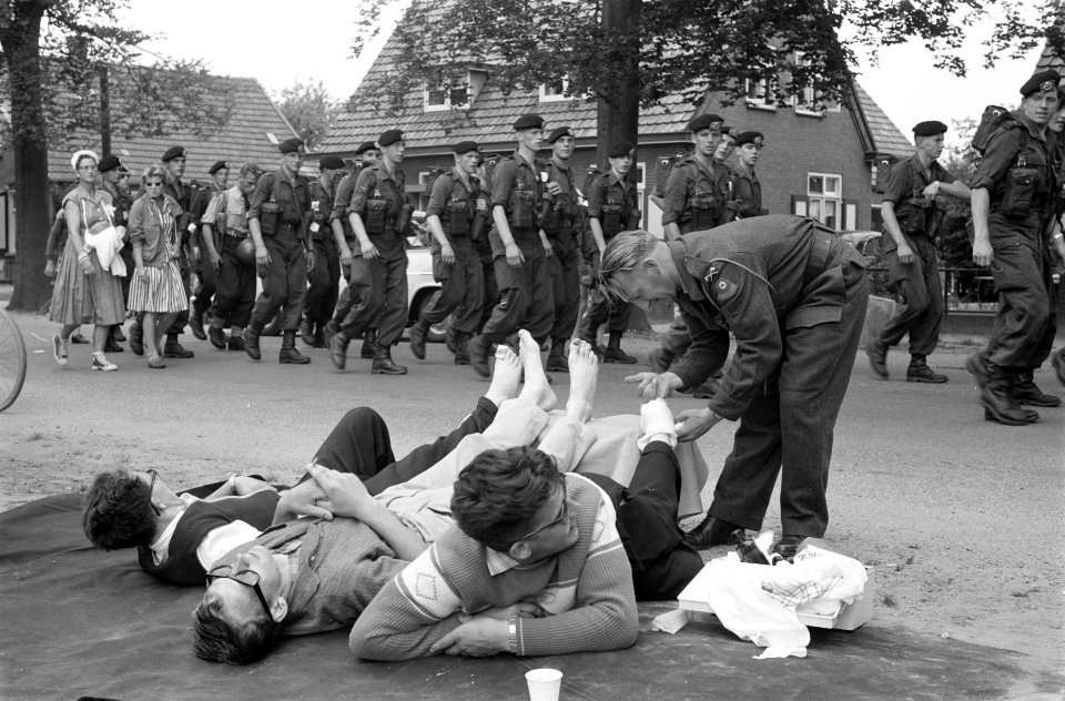 Tweede dag van de Vierdaagse Verzorgen van blaren, Bestanddeelnr 912-7728