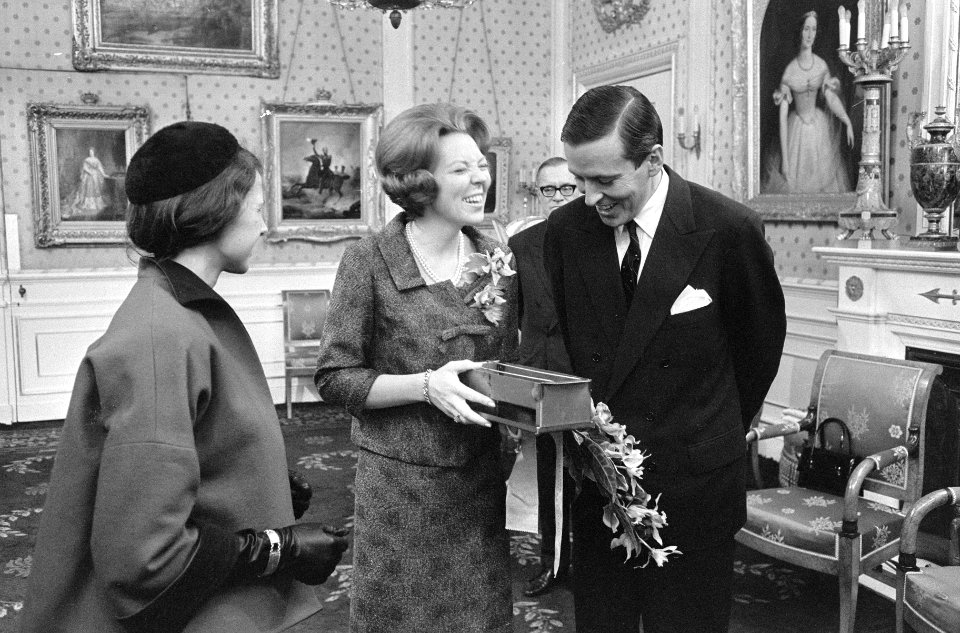 Tweede geschenkdag voor prinses Beatrix en Claus op Paleis Soestdijk , Koninklij, Bestanddeelnr 918-8448
