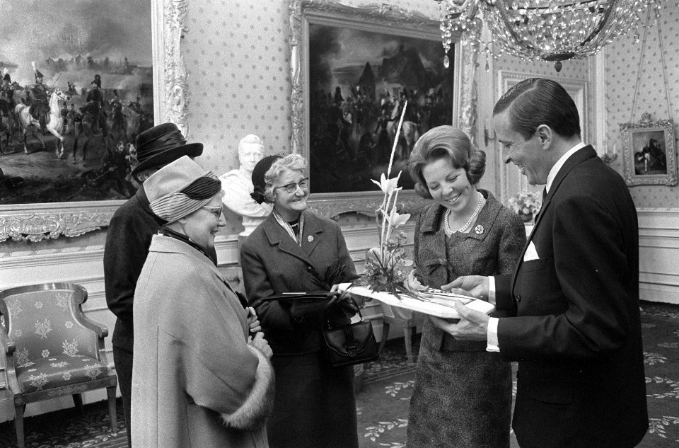 Tweede Geschenkendag voor prinses Beatrix en Claus op Paleis Soestdijk , Nederla, Bestanddeelnr 918-8400