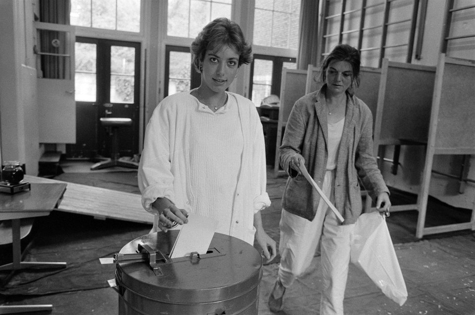 Tweede Kamerverkiezingen 1986 stemmen twee vrouwen stemmen, Bestanddeelnr 933-6602