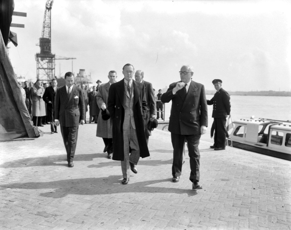 Tweede dag bezoek Koninklijk Paar Amsterdam Met beide directeuren der NDSM Y d, Bestanddeelnr 907-7016