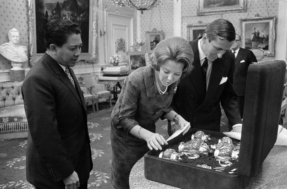Tweede Geschenkendag voor prinses Beatrix en Claus op Paleis Soestdijk , Indones, Bestanddeelnr 918-8395