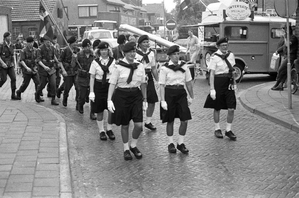 Tweede dag vierdaagse van Nijmegen verschillende deenemende groepen o.a. milita, Bestanddeelnr 931-6000