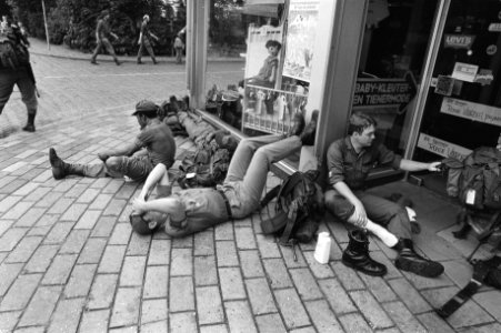 Tweede dag vierdaagse van Nijmegen militairen met blaren langs de kant, Bestanddeelnr 931-6001