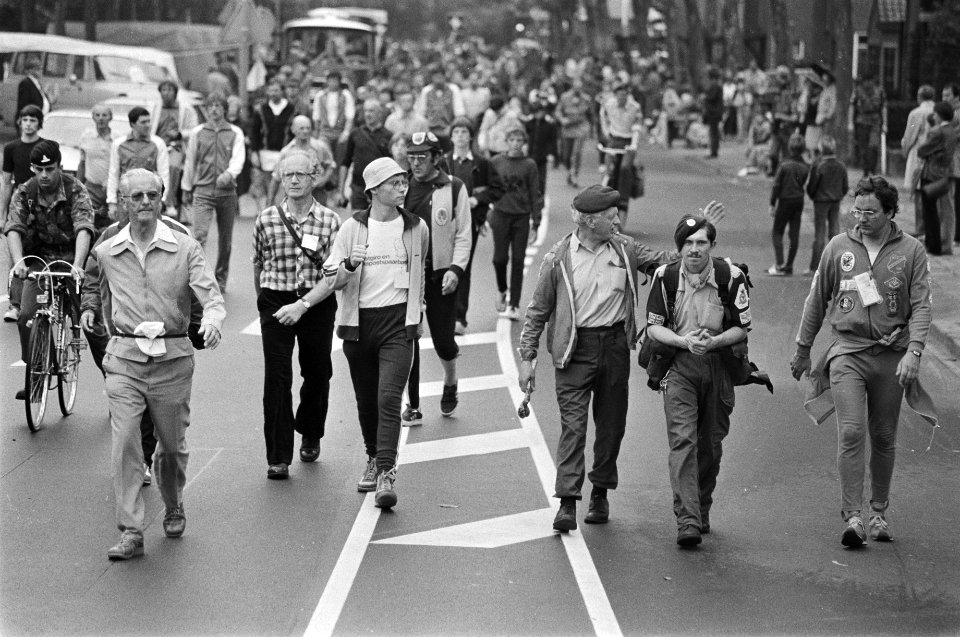 Tweede dag vierdaagse van Nijmegen diverse wandelaars tijdens de tweede dag, Bestanddeelnr 931-5997