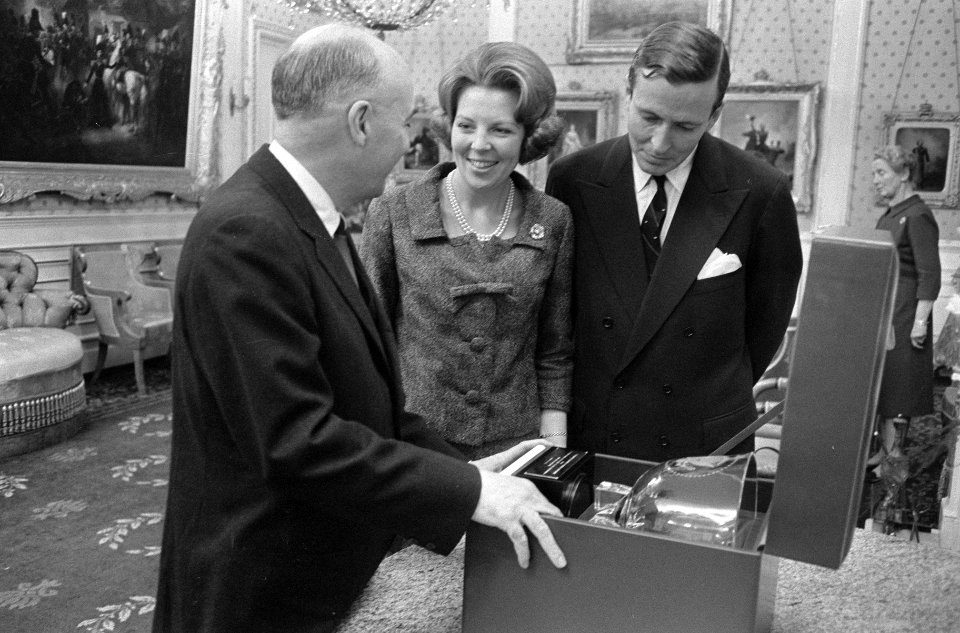 Tweede Geschenkendag voor prinses Beatrix en Claus op Paleis Soestdijk , ambassa, Bestanddeelnr 918-8393