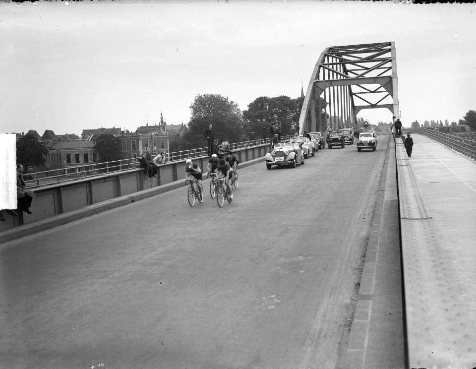 Tweede etappe Ronde van Nederland. Appingedam-Apeldoorn. Kopgroep passeert de br, Bestanddeelnr 903-9811