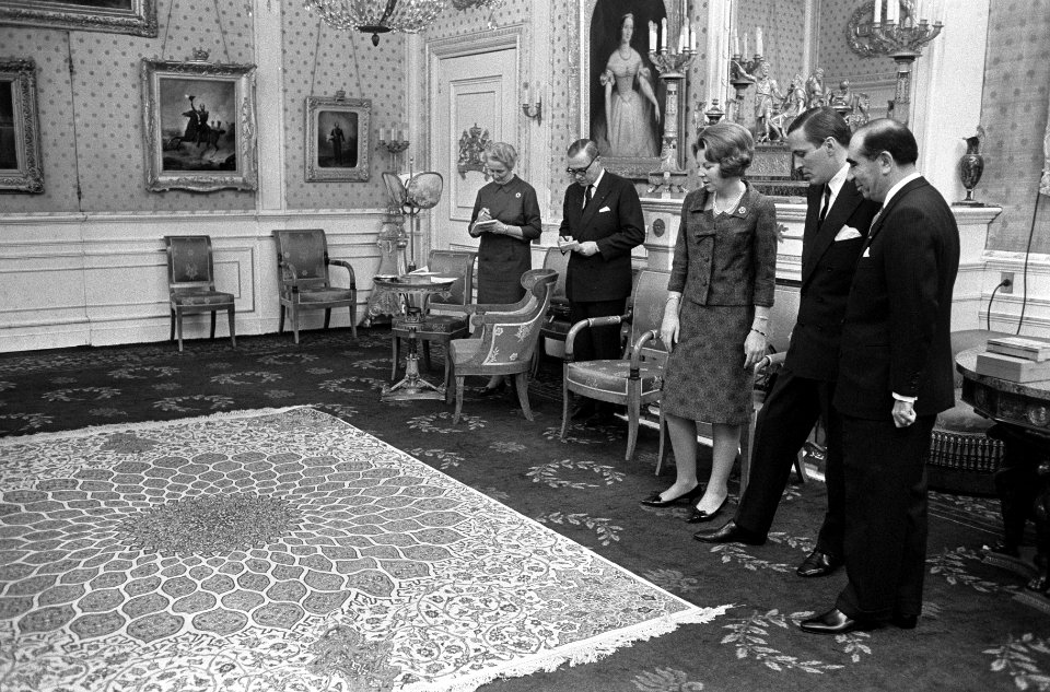 Tweede Geschenkendag voor prinses Beatrix en Claus op Paleis Soestdijk , ambassa, Bestanddeelnr 918-8398