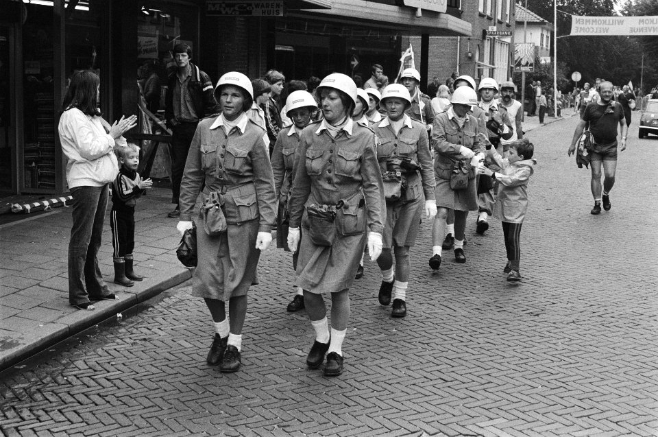 Tweede dag vierdaagse van Nijmegen verschillende deenemende groepen o.a. milita, Bestanddeelnr 931-5999