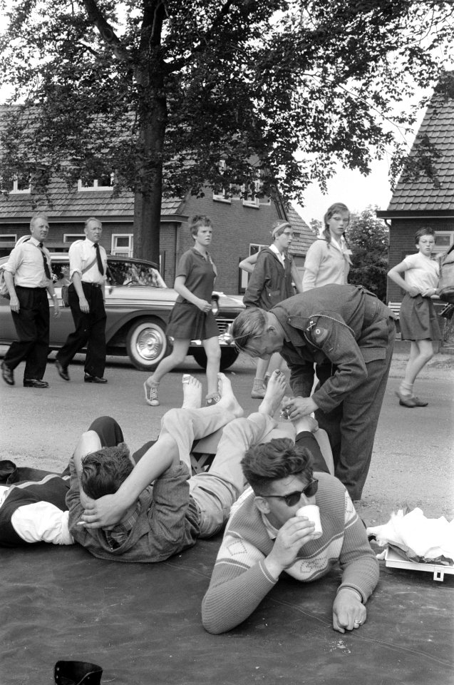 Tweede dag van de Vierdaagse Verzorgen van blaren, Bestanddeelnr 912-7727