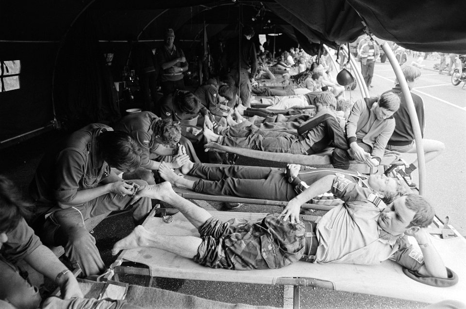 Tweede dag vierdaagse van Nijmegen geneeskundige post in Wijchen waar blaren we, Bestanddeelnr 931-5995