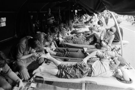 Tweede dag vierdaagse van Nijmegen geneeskundige post in Wijchen waar blaren we, Bestanddeelnr 931-5995