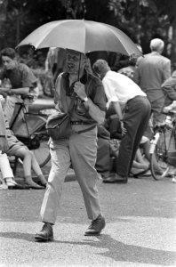 Tweede dag Vierdaagse Nijmegen. Wandelaar met paraplu tegen de zon, Bestanddeelnr 920-5438