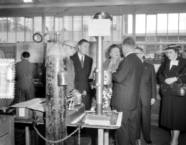 Tweede dag bezoek Koninklijk Paar Amsterdam Bezoek bij Shell Dr R J Lunbeck, Bestanddeelnr 907-7020