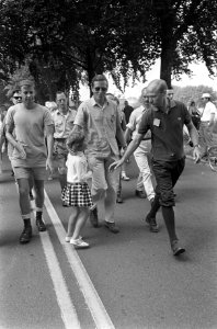 Tweede dag Vierdaagse Nijmegen. Meisje uit Wijchen geeft prins Claus hand, Bestanddeelnr 920-5430