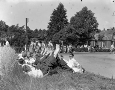 Tweede dag vierdaagse Apeldoorn, voeten omhoog rusten, Bestanddeelnr 907-2541