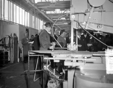 Tweede dag bezoek Koninklijk Paar Amsterdam Bezoek bij Shell Dr R J Lunbeck, Bestanddeelnr 907-7019