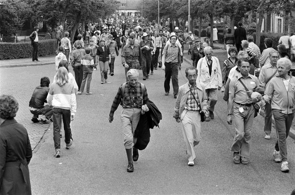 Tweede dag vierdaagse van Nijmegen diverse wandelaars tijdens de tweede dag, Bestanddeelnr 931-5998